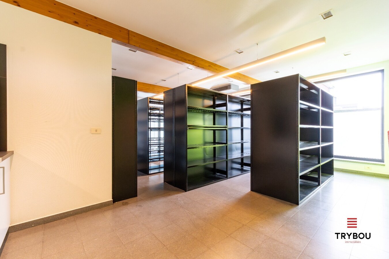 Groot kantoorgebouw op toplocatie te Ieper 