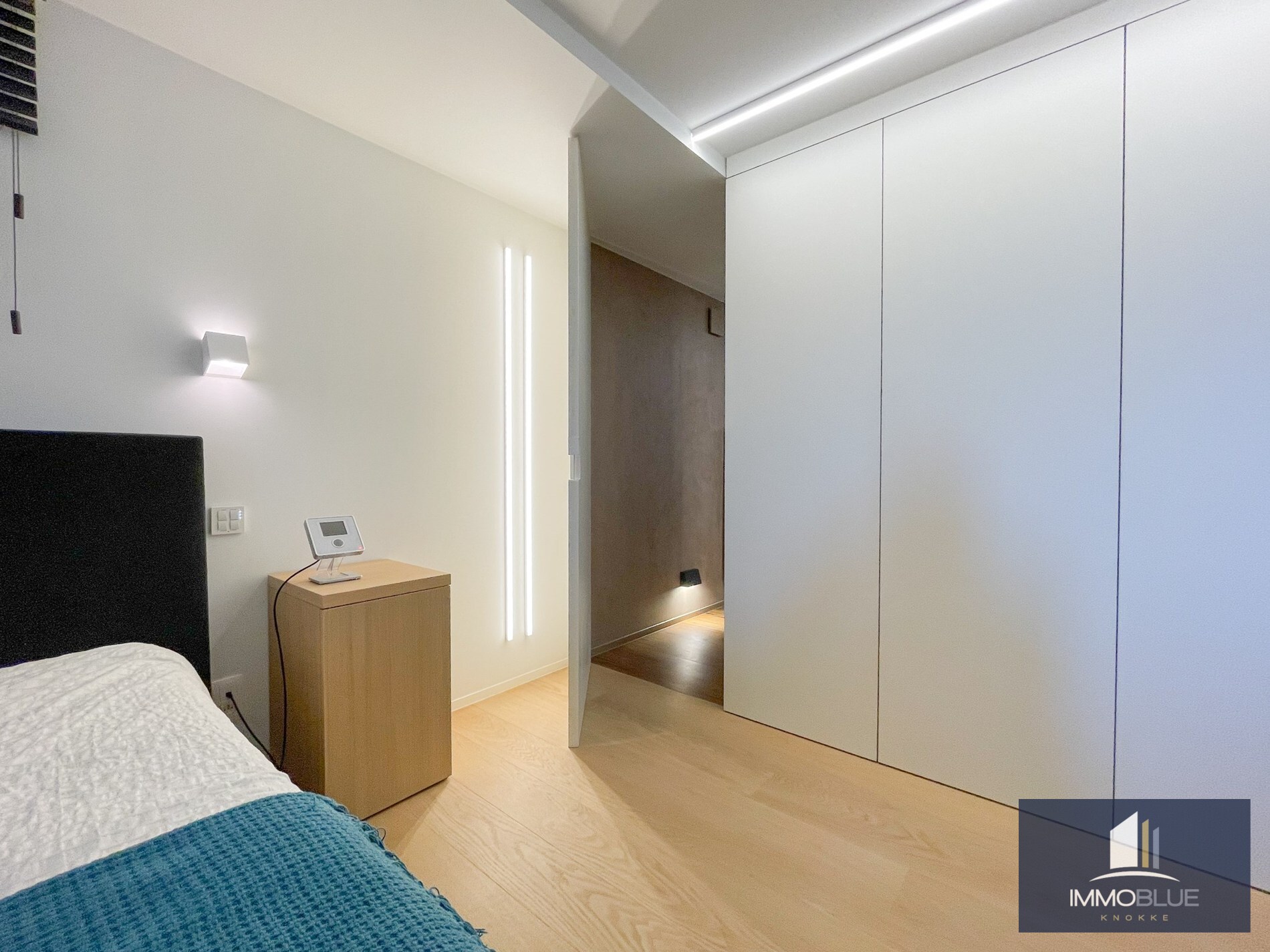 Uitzonderlijk, luxueus afgewerkt hoekappartement met frontaal zeezicht. 