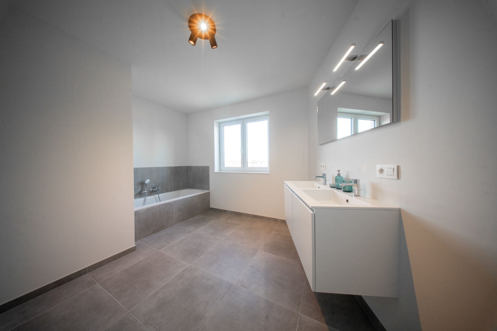 Stijlvolle en ruime nieuwbouwwoning met garage en tuin op 555 m² 