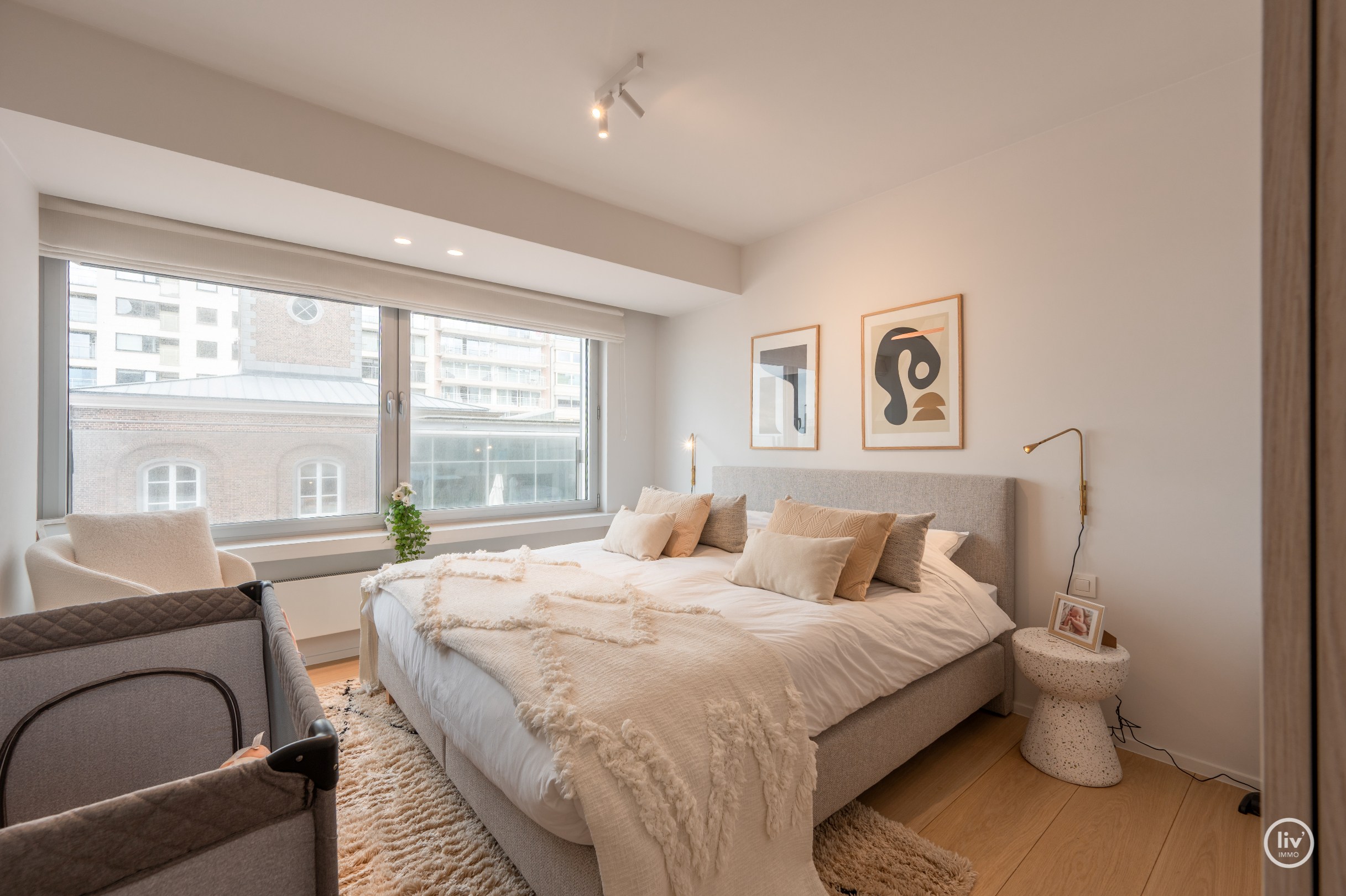 Appartement en coin unique avec 3 chambres offrant une vue frontale sur la mer et sur la place de la Tour de Lumière. 