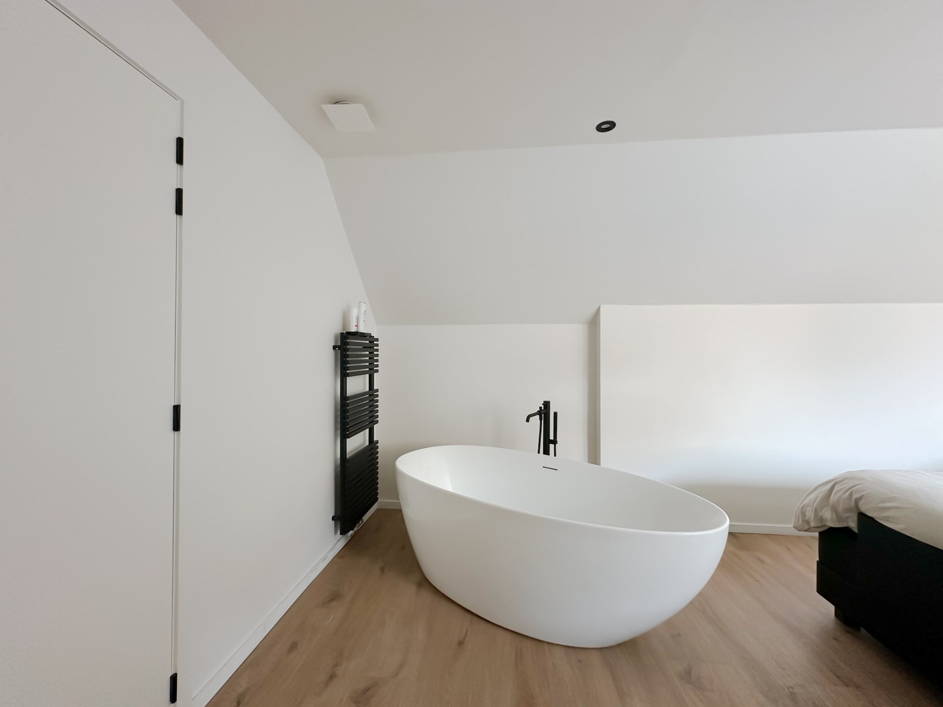 OPENDEURDAG Zaterdag 21/02 - 11u-13u (Hazelaarsdreef 7): Gezellig gerenoveerde alleenstaande villa met 3 slaapkamers en een prachtige tuin centraal gelegen in een doodlopende villawijk in Knokke. 