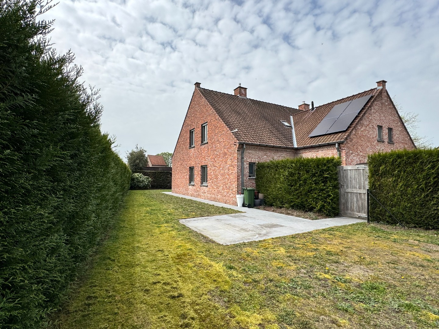 Instapklare halfopen bebouwing met 3 slaapkamers, tuin en garage te Zulte. 