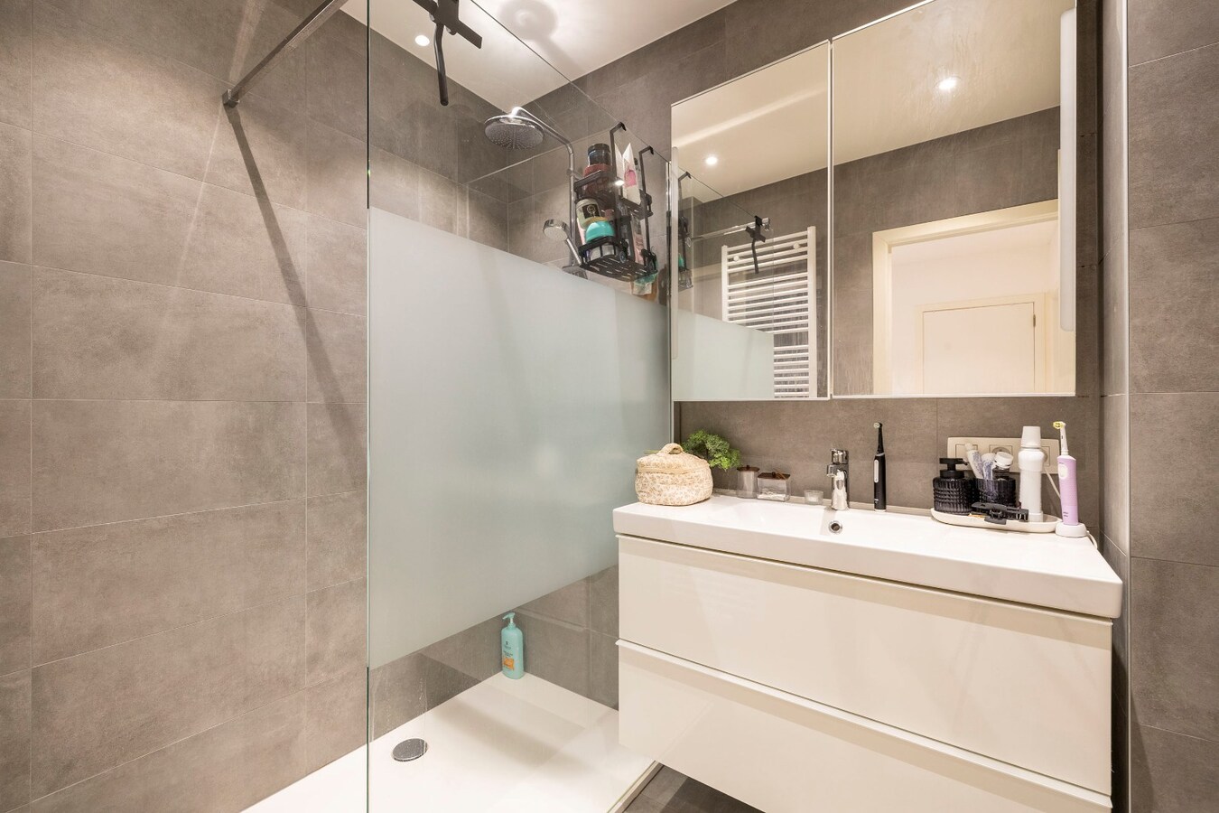 instapklaar appartement met 2 slpks - ideale locatie 