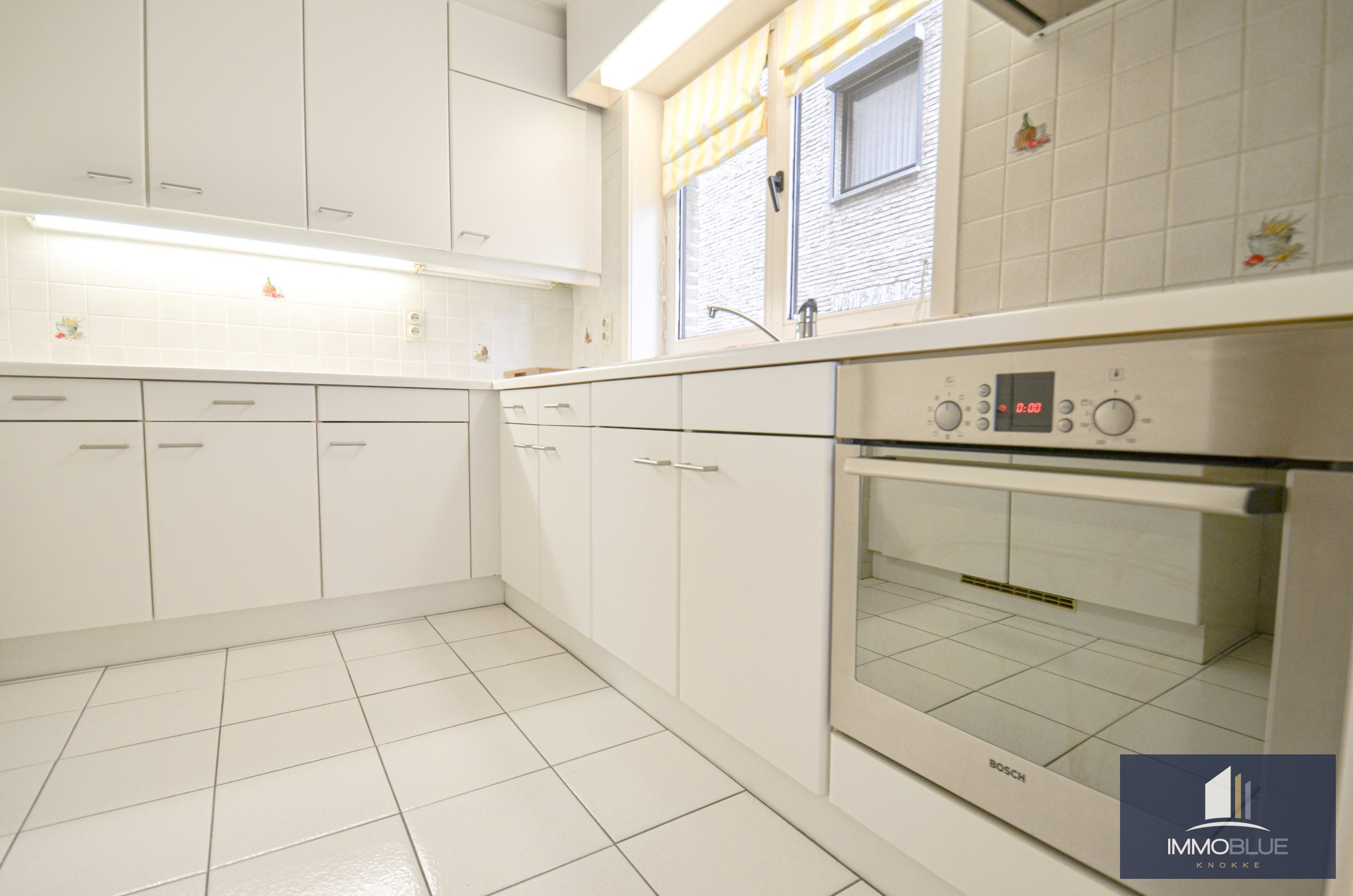 Lichtrijk hoekappartement met ruime terrassen gelegen in een klein residentie. 