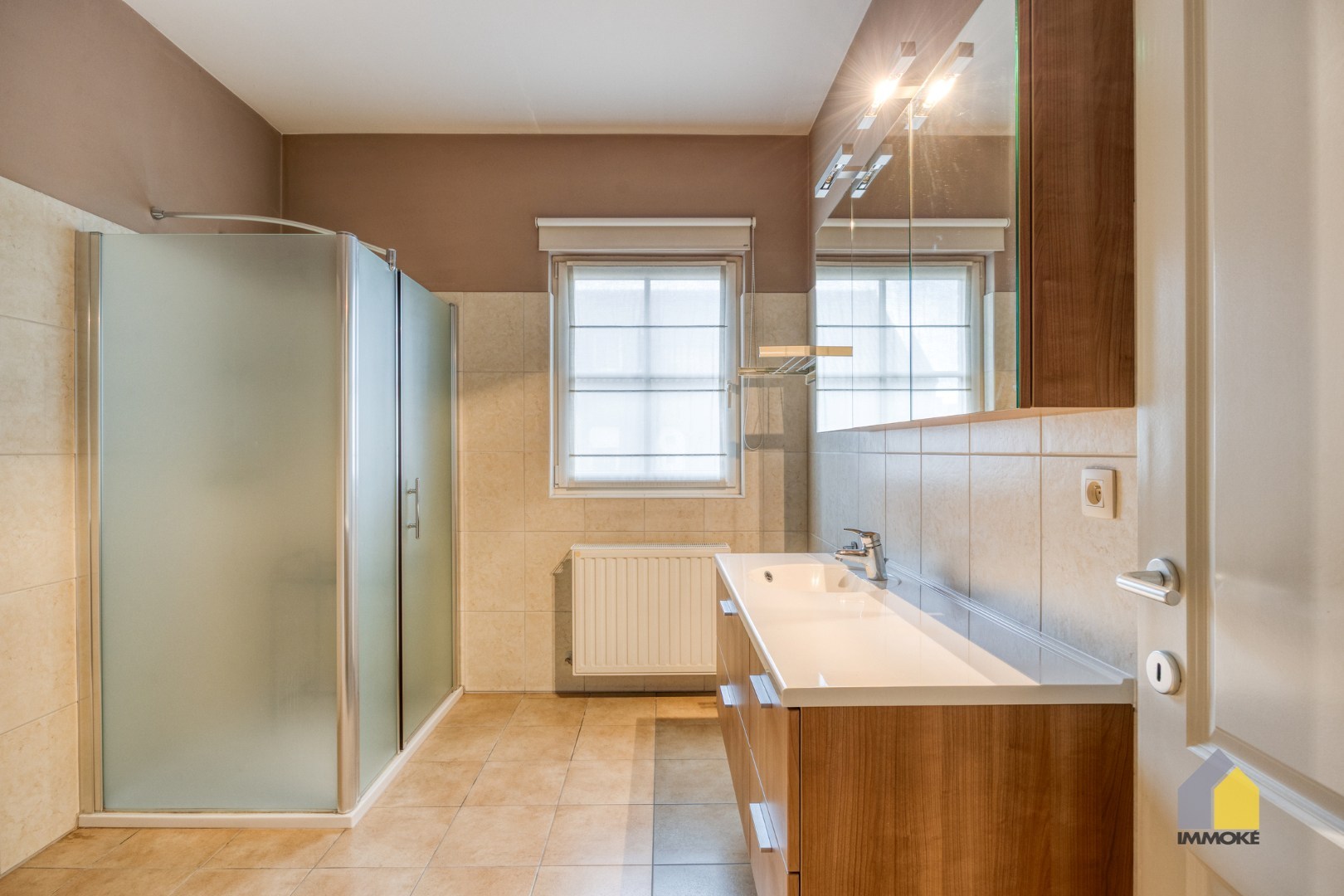 Gelijkvloers appartement met 2 slpks, stadstuin en autostaanplaats. 