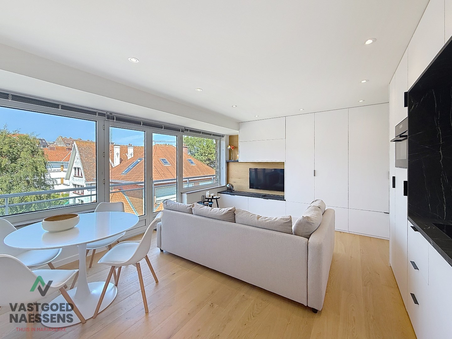 SCHITTEREND VERNIEUWDE STUDIO MET SLAAPHOEK VLAKBIJ ZEEDIJK 