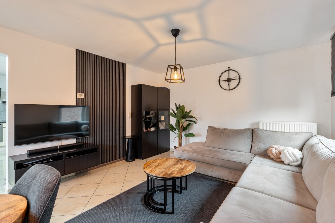 Ruim energiezuinig duplexappartement (146 m²) -  kwaliteitslabel B -  3 slaapkamers, terras en private buitenparking. 