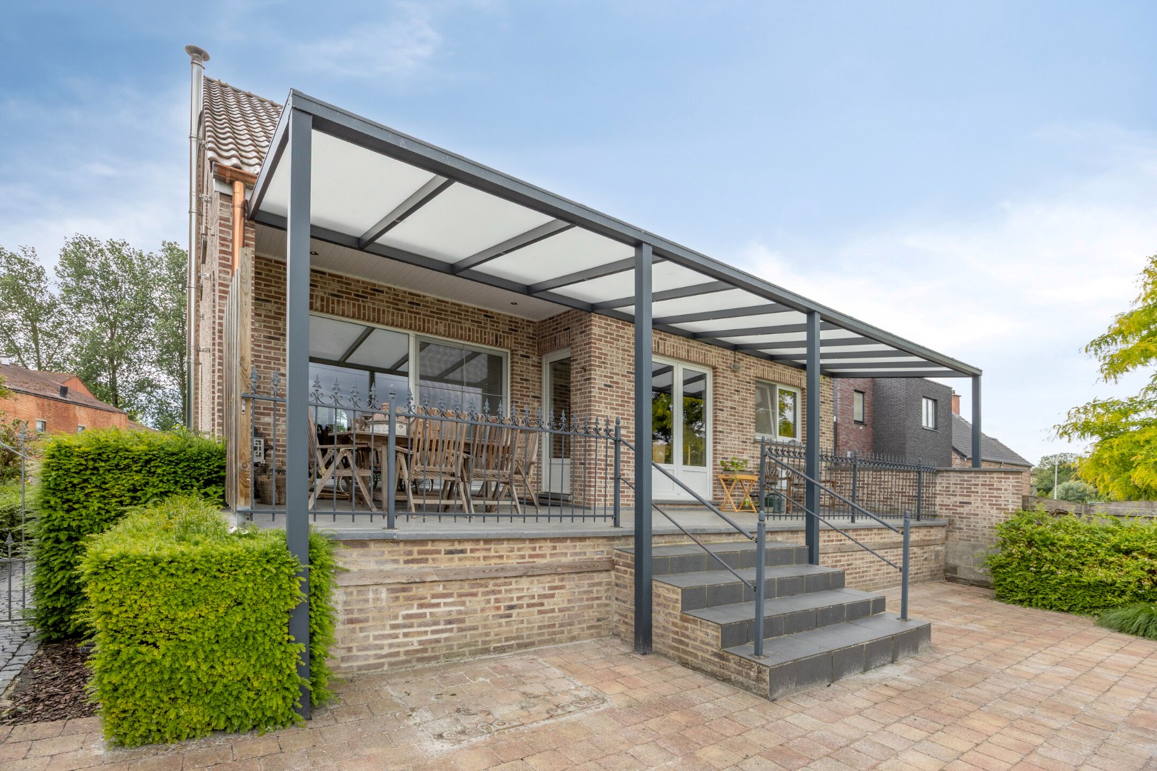 achtergevel met overdekt terras