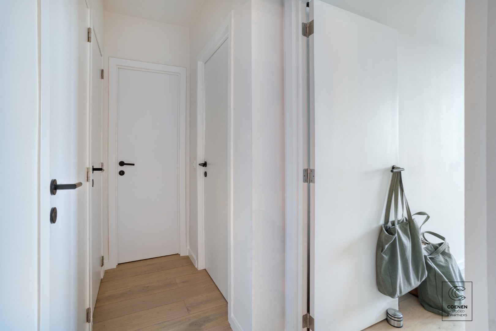 Stijlvol gerenoveerd appartement met 2 slaapkamers &amp; zonnig terras op toplocatie te Berchem 