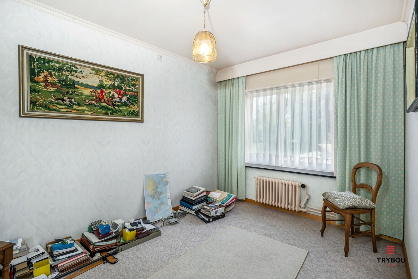 Centraal gelegen, halfopen woning met grote goed onderhouden tuin 