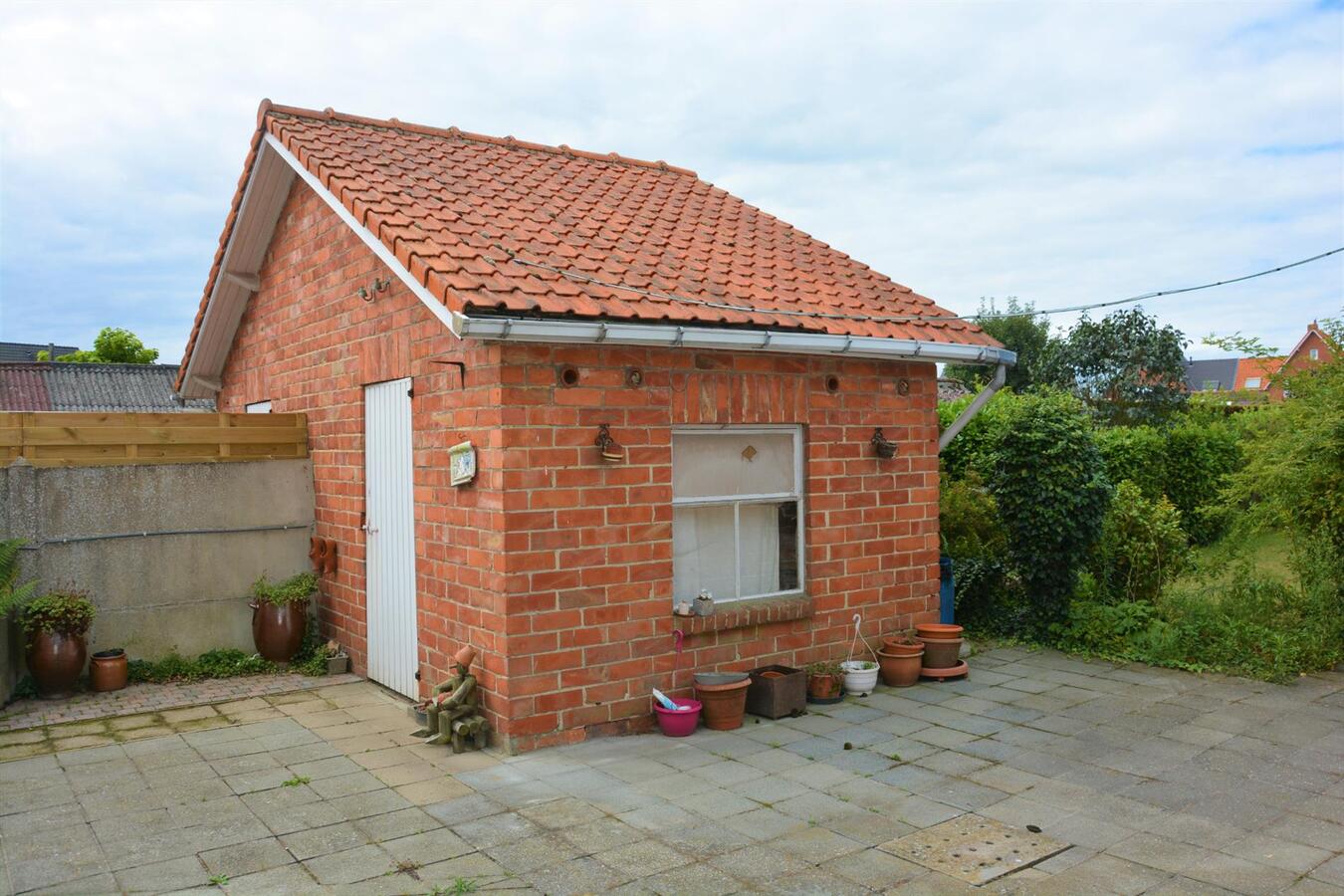 Goed gelegen half-open woning met grote tuin 