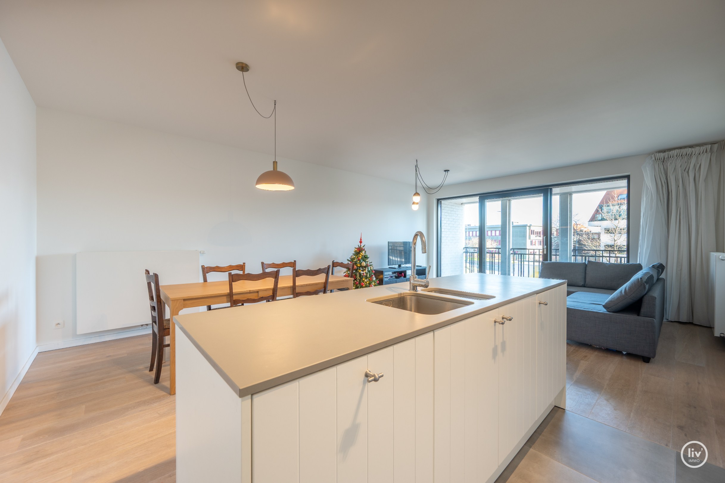 Magnifique appartement spacieux avec 3 chambres situé dans un immeuble récent à Duinenwater. 