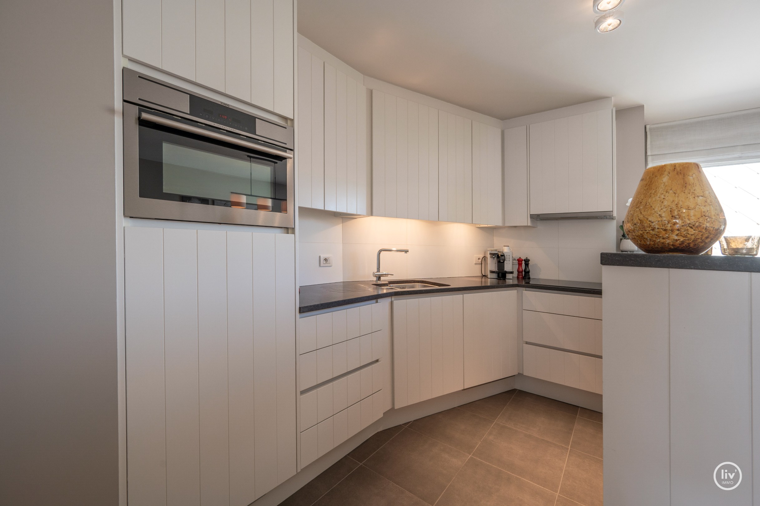 Appartement en duplex ensoleillé et spacieux avec terrasse orientée plein sud situé dans la Zoutelaan à Knokke. 