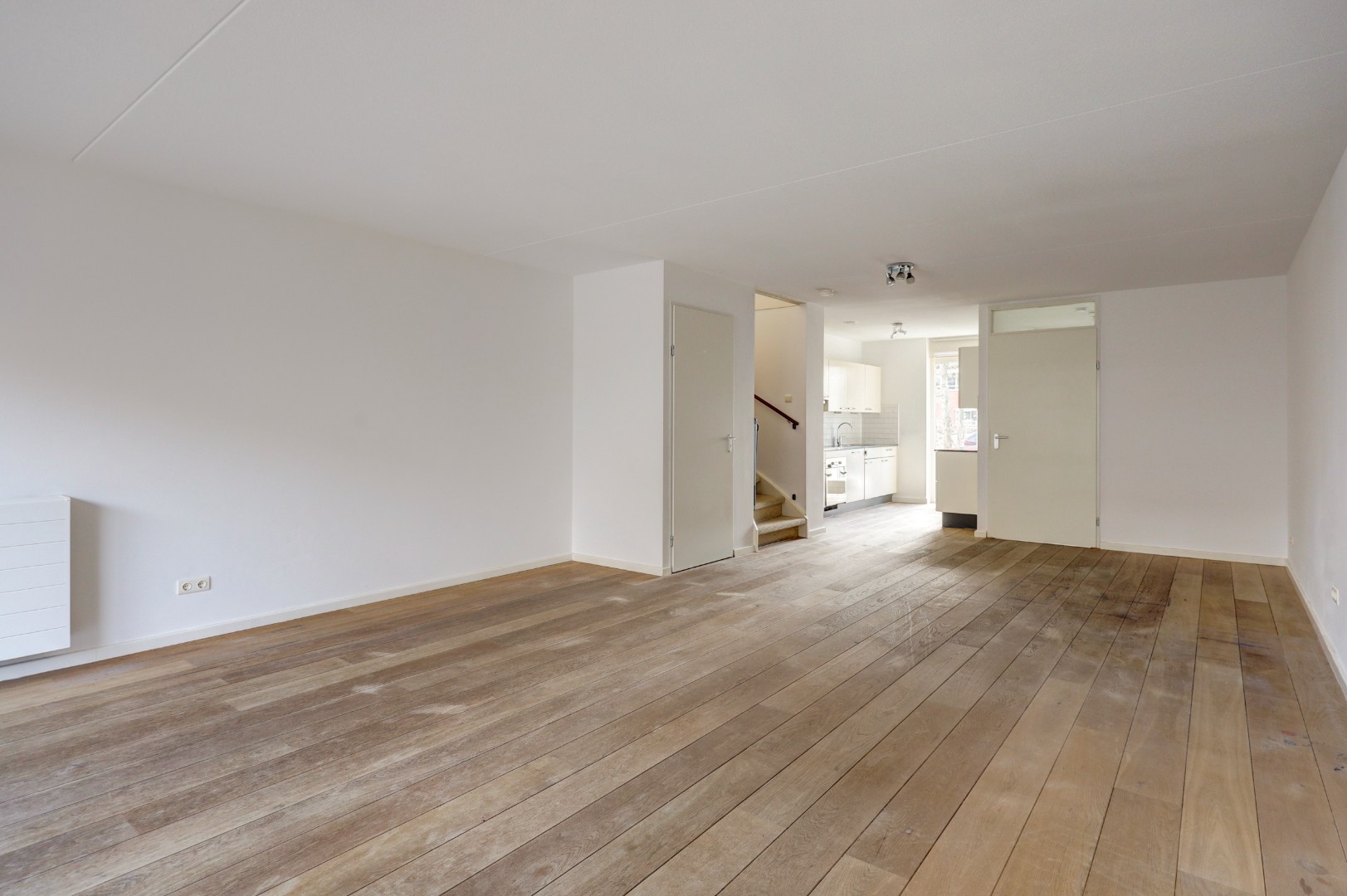 Energiezuinige (A-label) en instapklare 6-kamer tussenwoning met lichte woonkamer, moderne keuken, vijf slaapkamers, zonnige onderhoudsvriendelijke tuin met achterom en gelegen op eigen grond. 