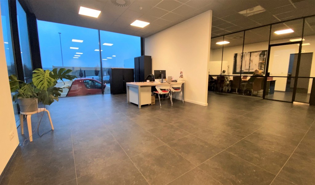 Bedrijfspand te huur vlakbij E17 in Waregem