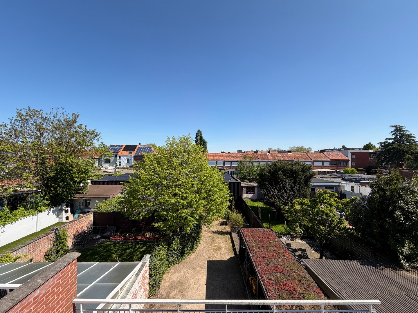 Instapklaar duplex appartement met 2 slpk. en 2 bdks. en mooi terras. 