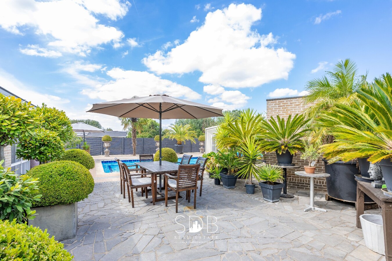 Hedendaagse villa met dubbele garage, zwembad en magazijn op 2.937m² 