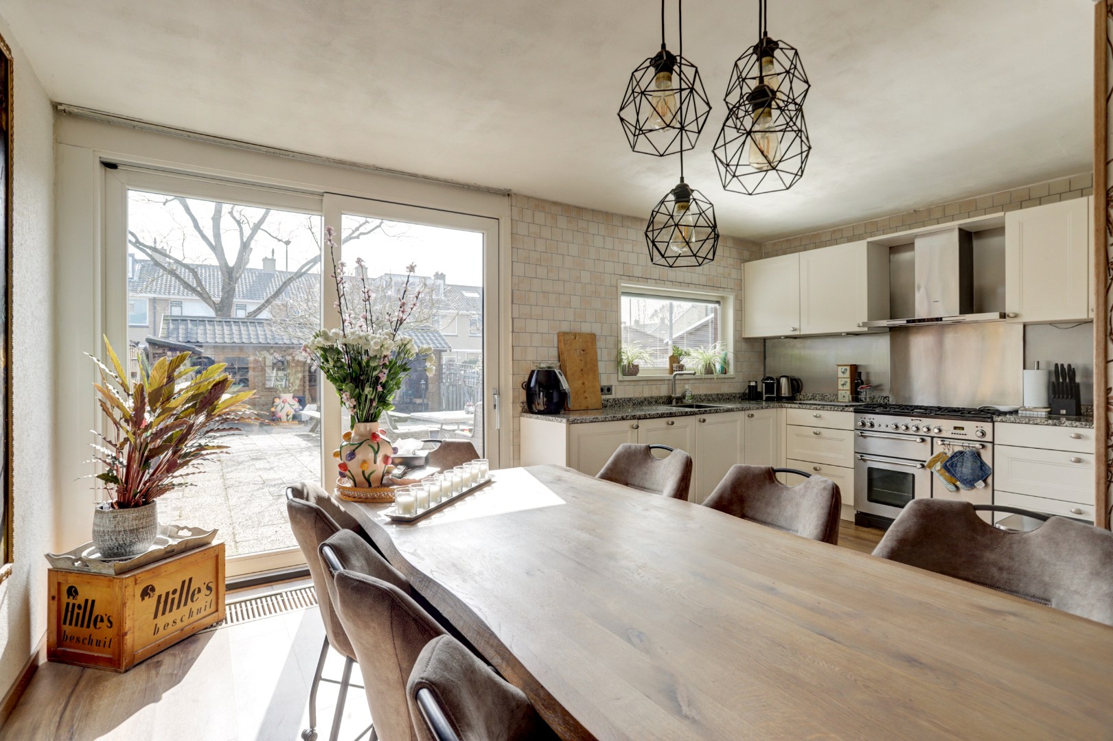 Ruime uitgebouwde 6-kamer hoekwoning met kunststofkozijnen, dakkapellen, grote tuin en eigen grond. 