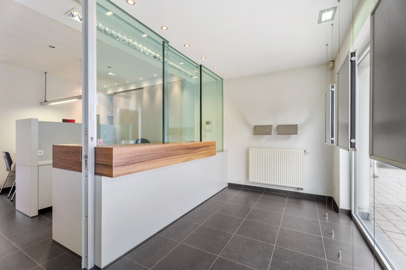 Centraal gelegen handels(woning) met garage op 369m² in Merkem! 