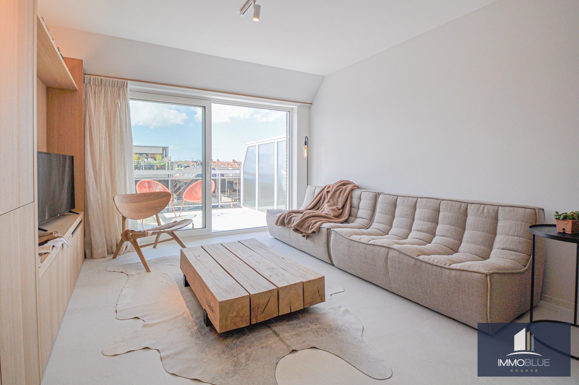 Appartement entièrement rénové avec une grande terrasse ensoleillée. 