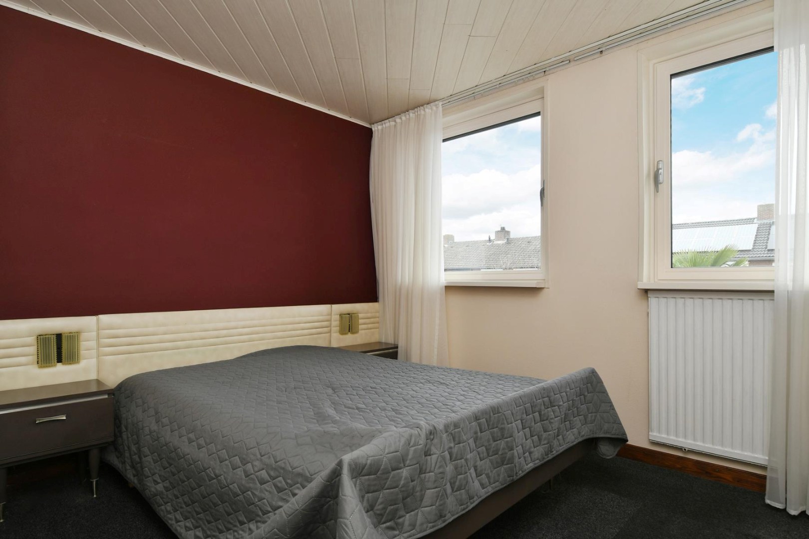 Geschakelde 2-onder-1-kap woning met serre, vier slaapkamers en inpandige garage gelegen nabij het centrum van Panningen 