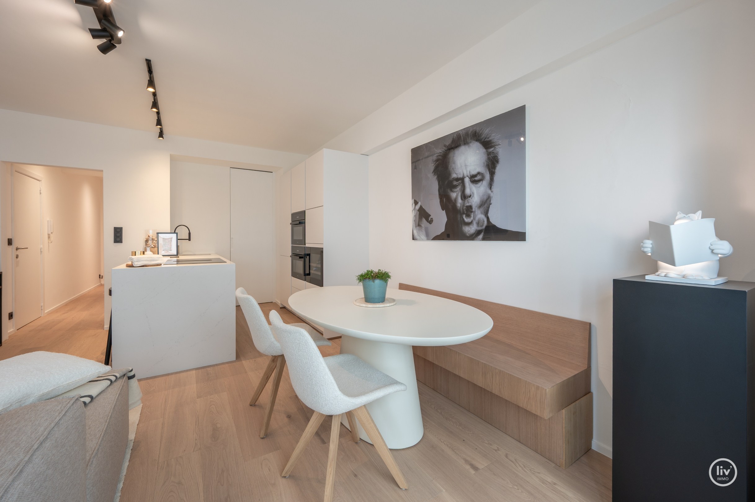 Gerenoveerd 2 slaapkamer appartement met een prachtig zeezicht gelegen nabij het Driehoeksplein te Knokke. 