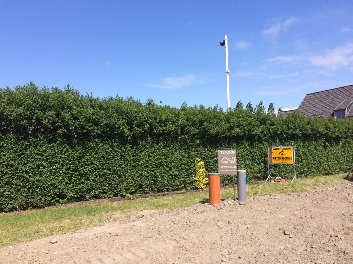 MOOIE KLEINSCHALIGE VERKAVELING BESTAANDE UIT 3 WONINGEN IN PASTORIESTIJL 