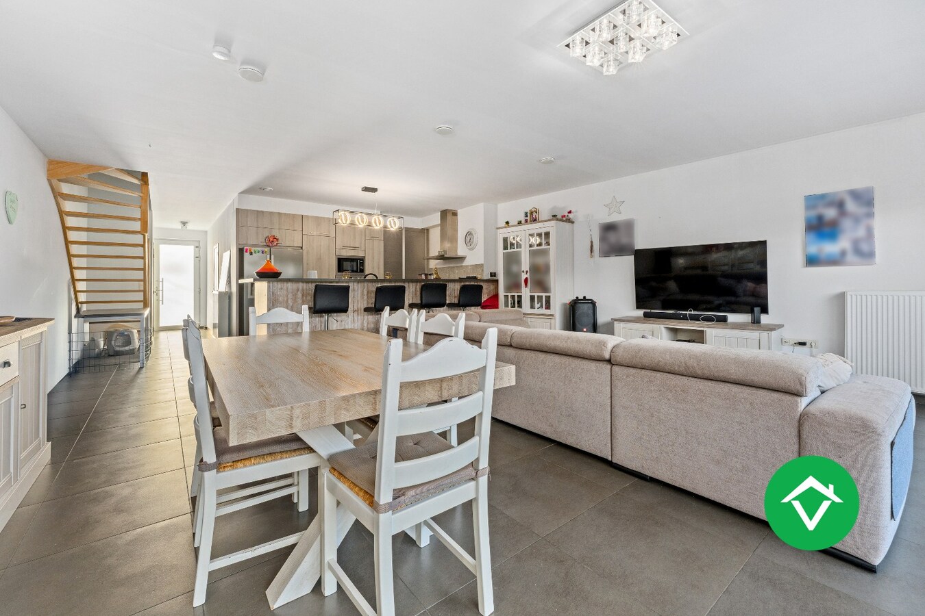 Instapklare nieuwbouwwoning met 5 slaapkamers en zonneterrassen op topligging in Eernegem 