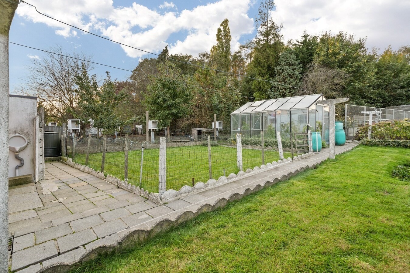 Degelijk gebouwde woning met drie ruime slaapkamers 