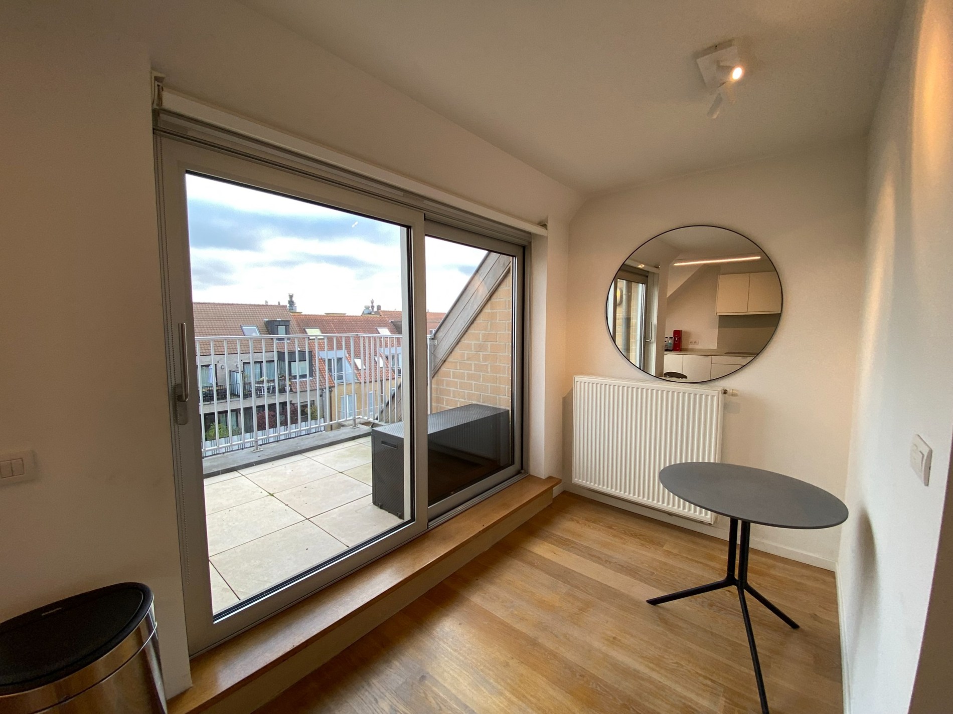 Appartement en duplex avec 3 chambres à coucher complètes et deux grandes terrasses ensoleillées offrant une vue dégagée, situé du côté ensoleillé de l'avenue Lippens. 