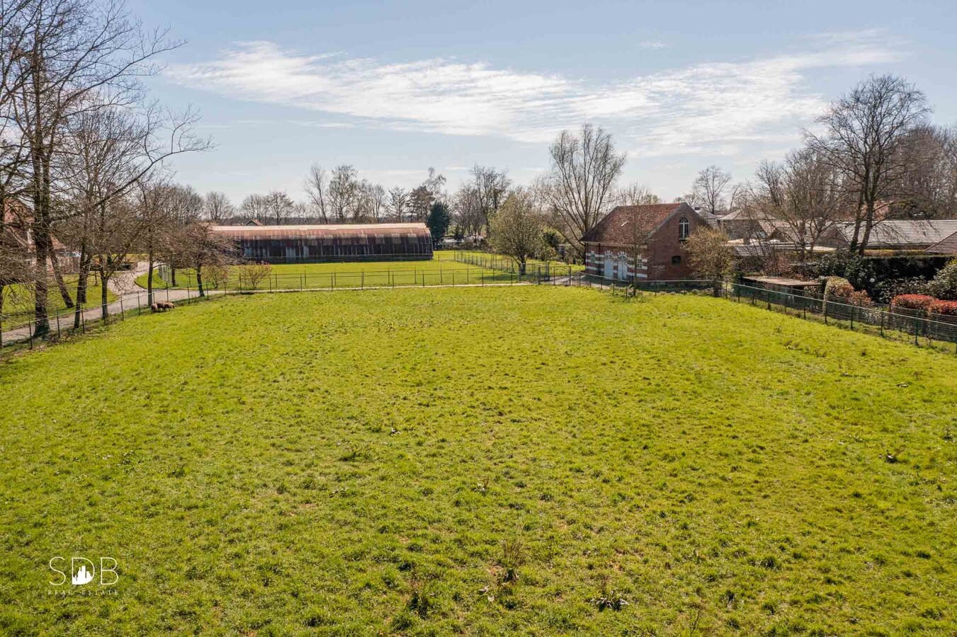 Stijlvolle villa met diverse bijgebouwen en graslanden op circa 3ha 