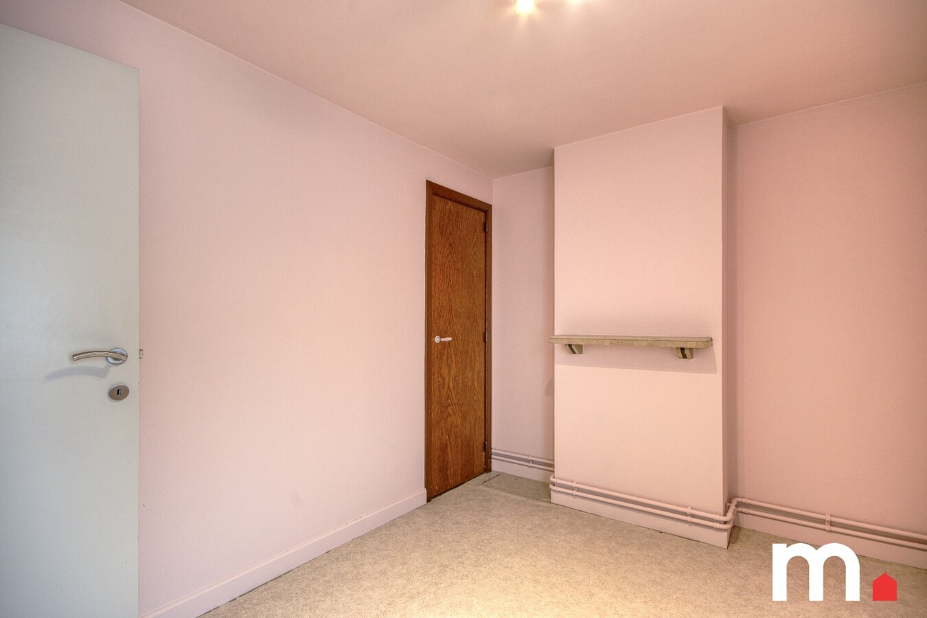 Lichtrijk instapklare woning EPC C  te Roeselare met 3 slaapkamers, zonnepanelen, Garage en praktijk! 