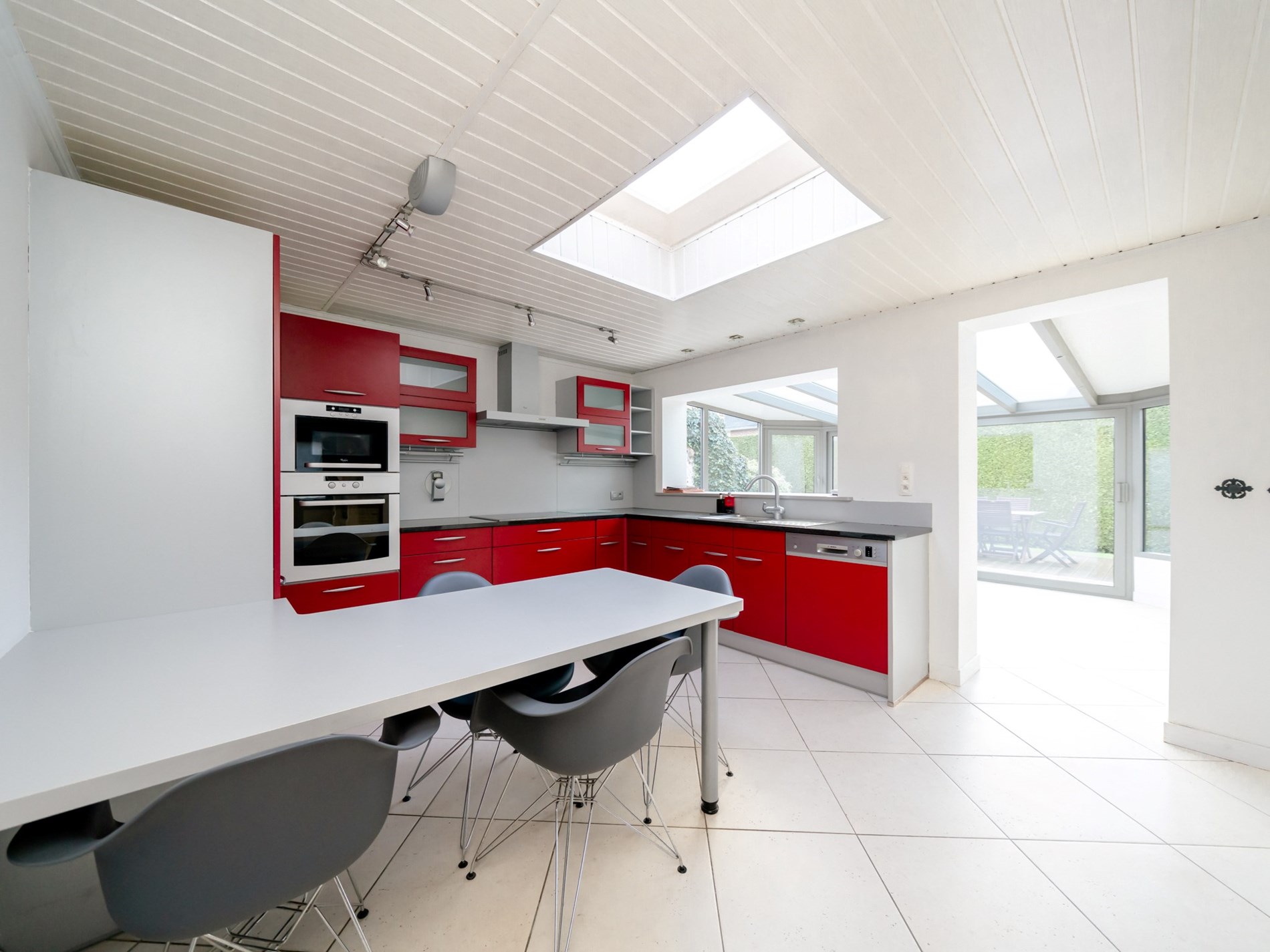 Gerenoveerde 3-gevelwoning met 3 kamers, garage en tuin 