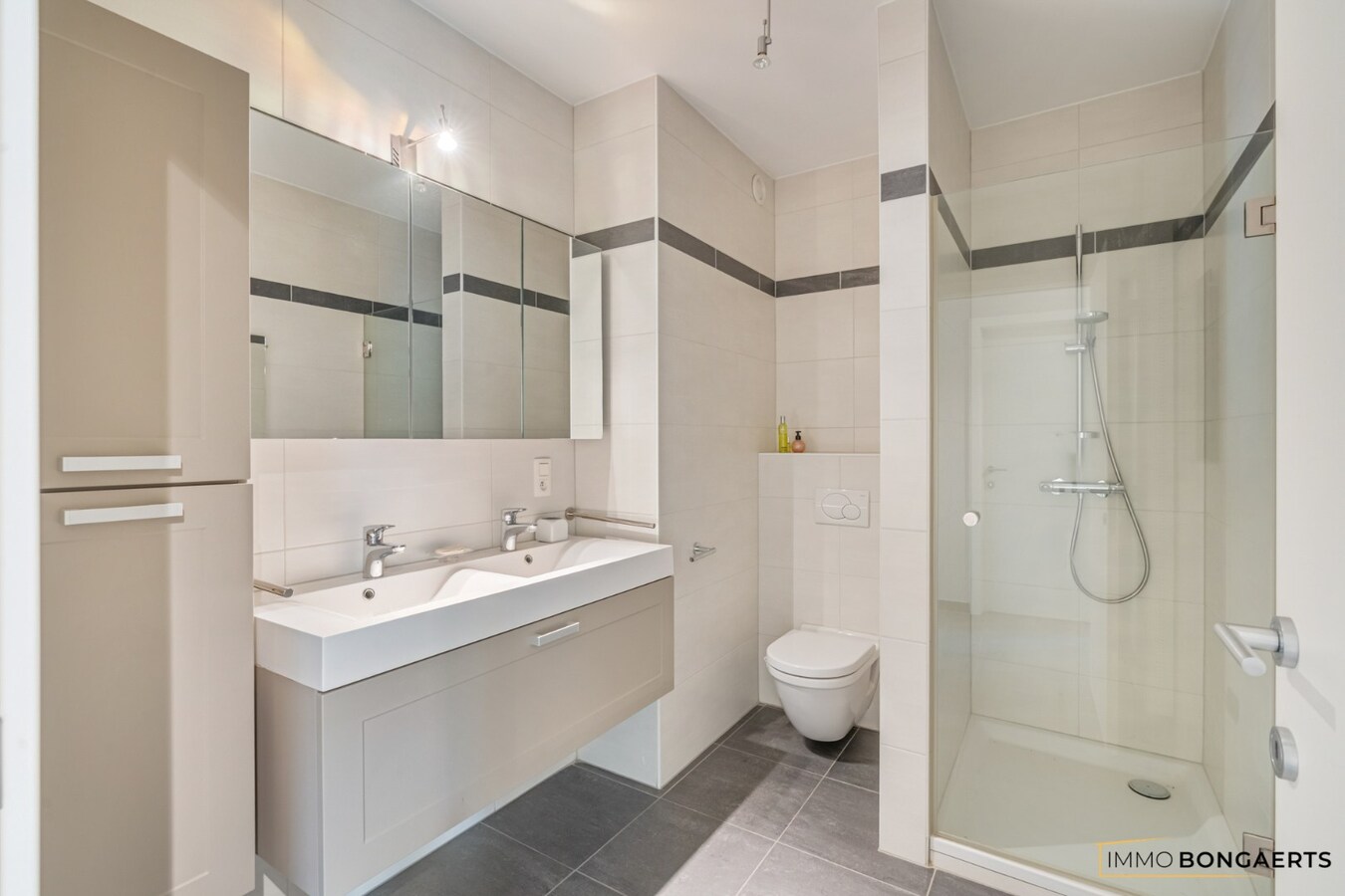 Ruim appartement met zicht op het stadsplein in het centrum van Genk 