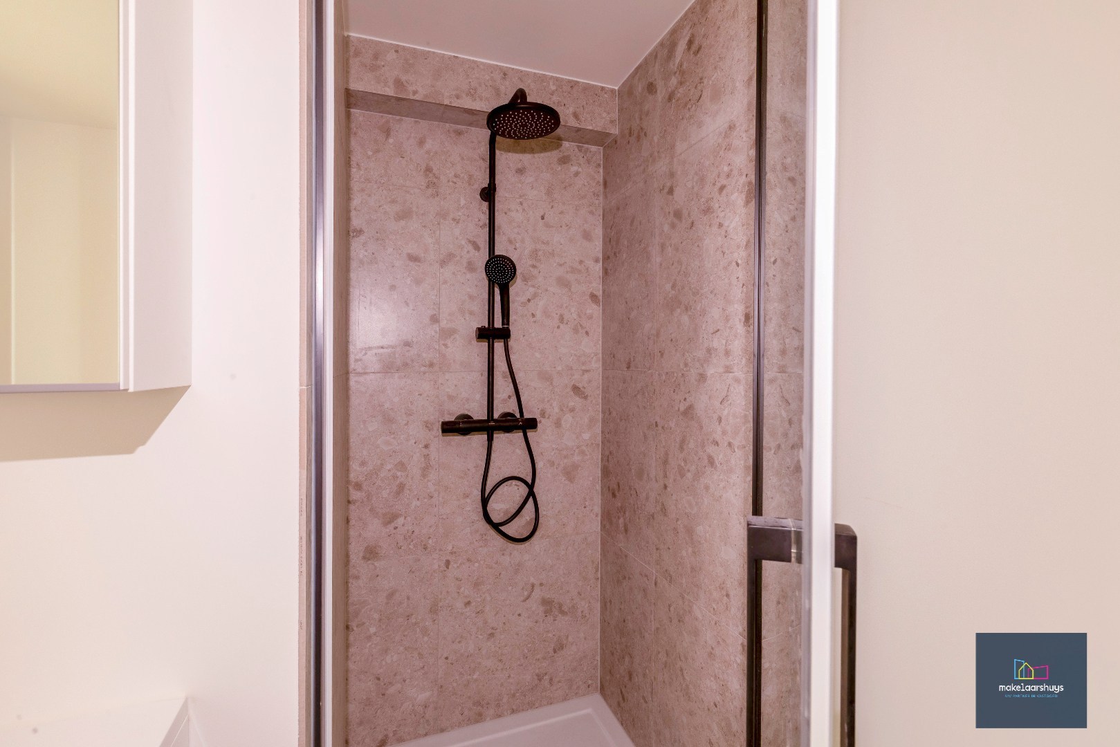 Prachtig  duplex appartement met 4 slpk, 3 badk, grote tuin en parkeergelegenheid 