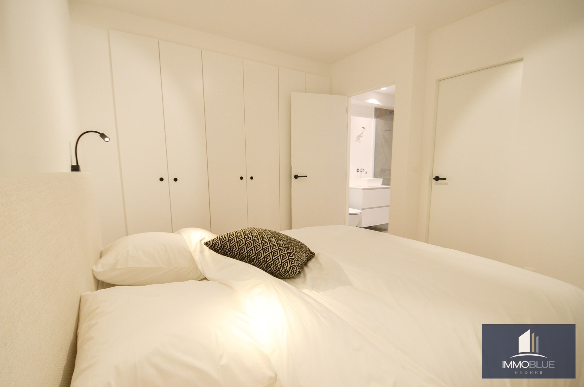 Appartement intemporel,  entièrement rénové, avec vue latérale sur la mer, situé au Zoute. 