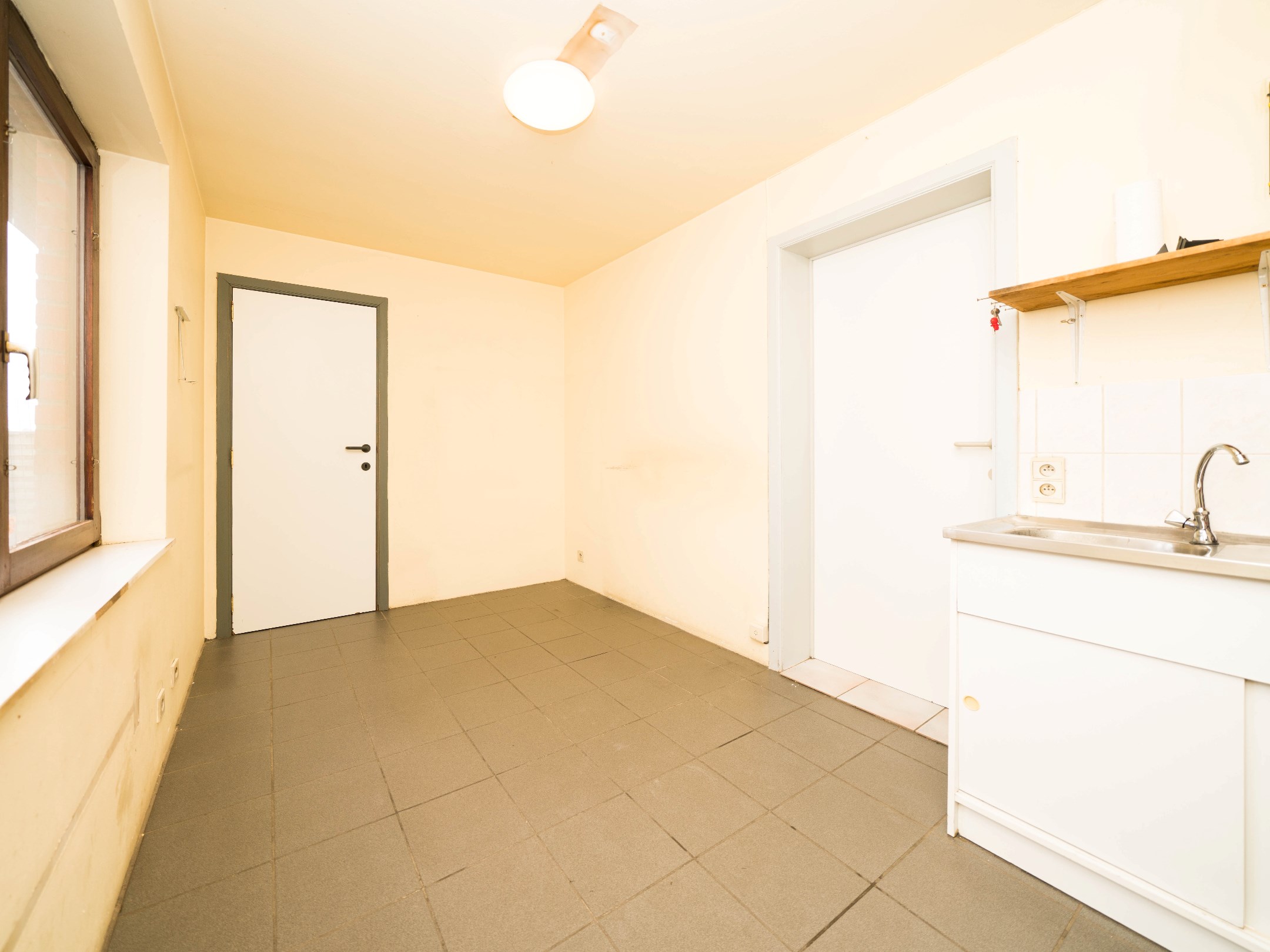 Winkel/kantoorruimte (65m²) op een gunstige ligging 