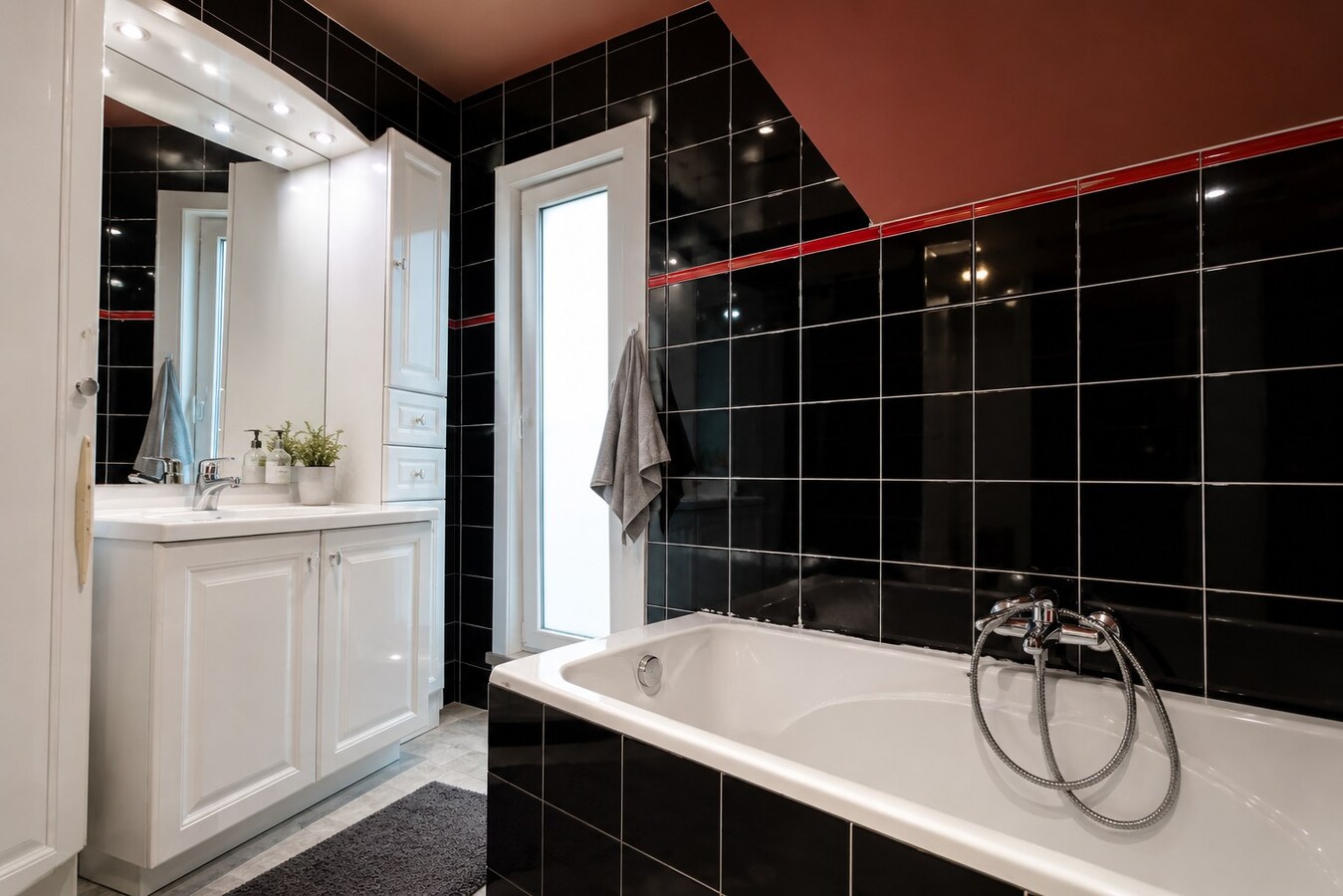 Te koop: uitzonderlijk ruime woning op centrale ligging met 6 slaapkamers, 3 badkamers én stadstuin! 