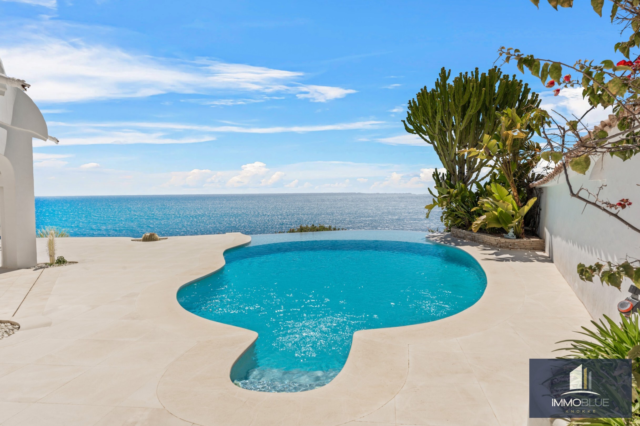 Villa méditerranéenne rénovée avec vue sur mer dans un environnement côtier calme 
