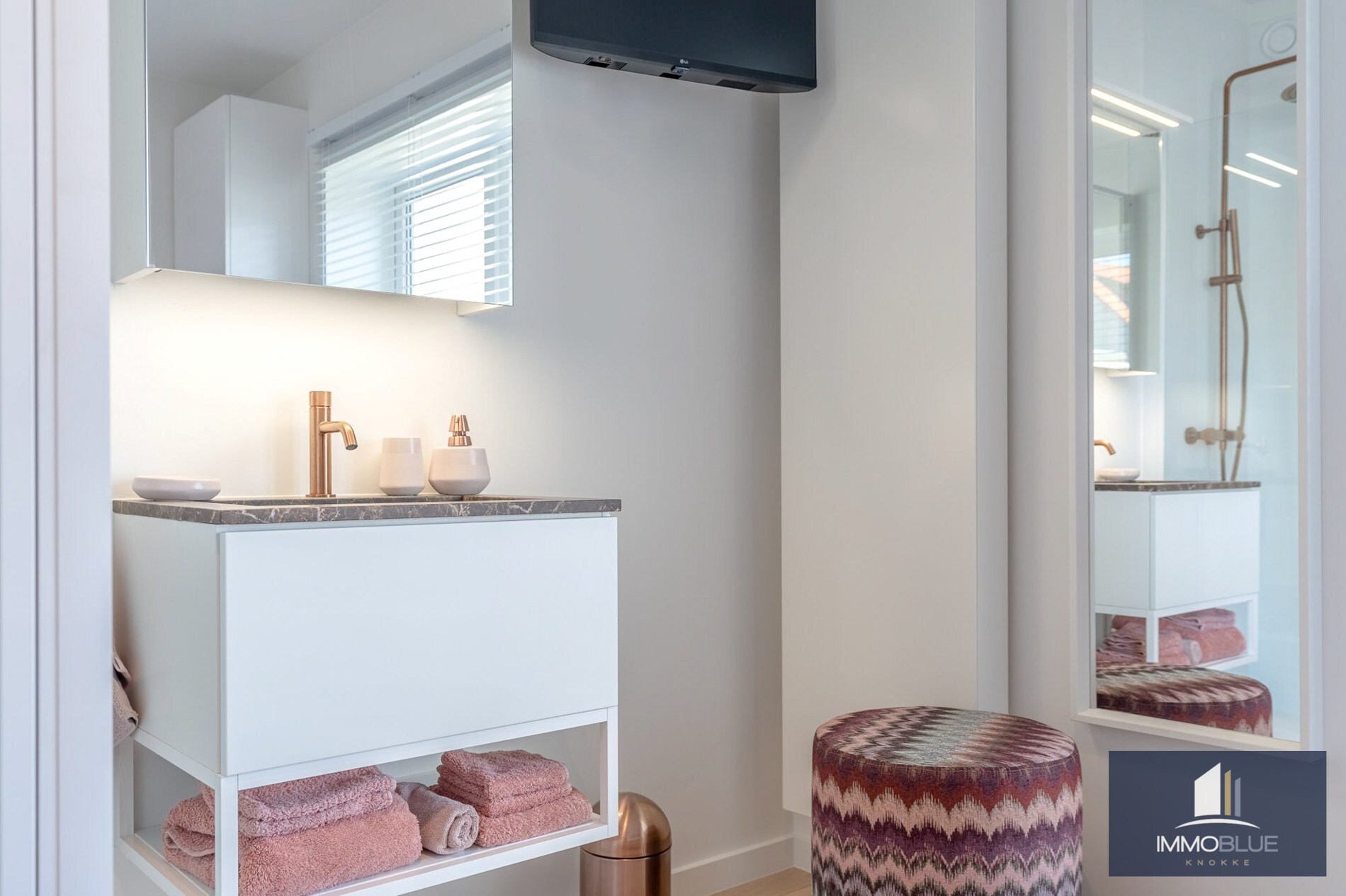 Situé dans un endroit calme, cet appartement entièrement rénové offre une vue dégagée sur les villas. 