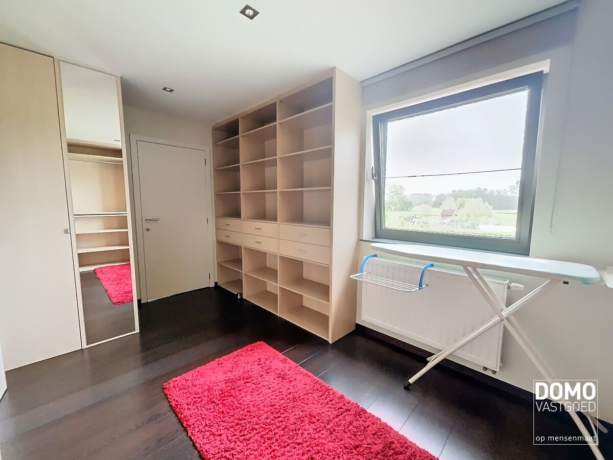 MODERNE OPEN BEBOUWING MET TUIN, INPANDIGE GARAGE EN 2 SLAAPKAMERS TE STOKROOIE 