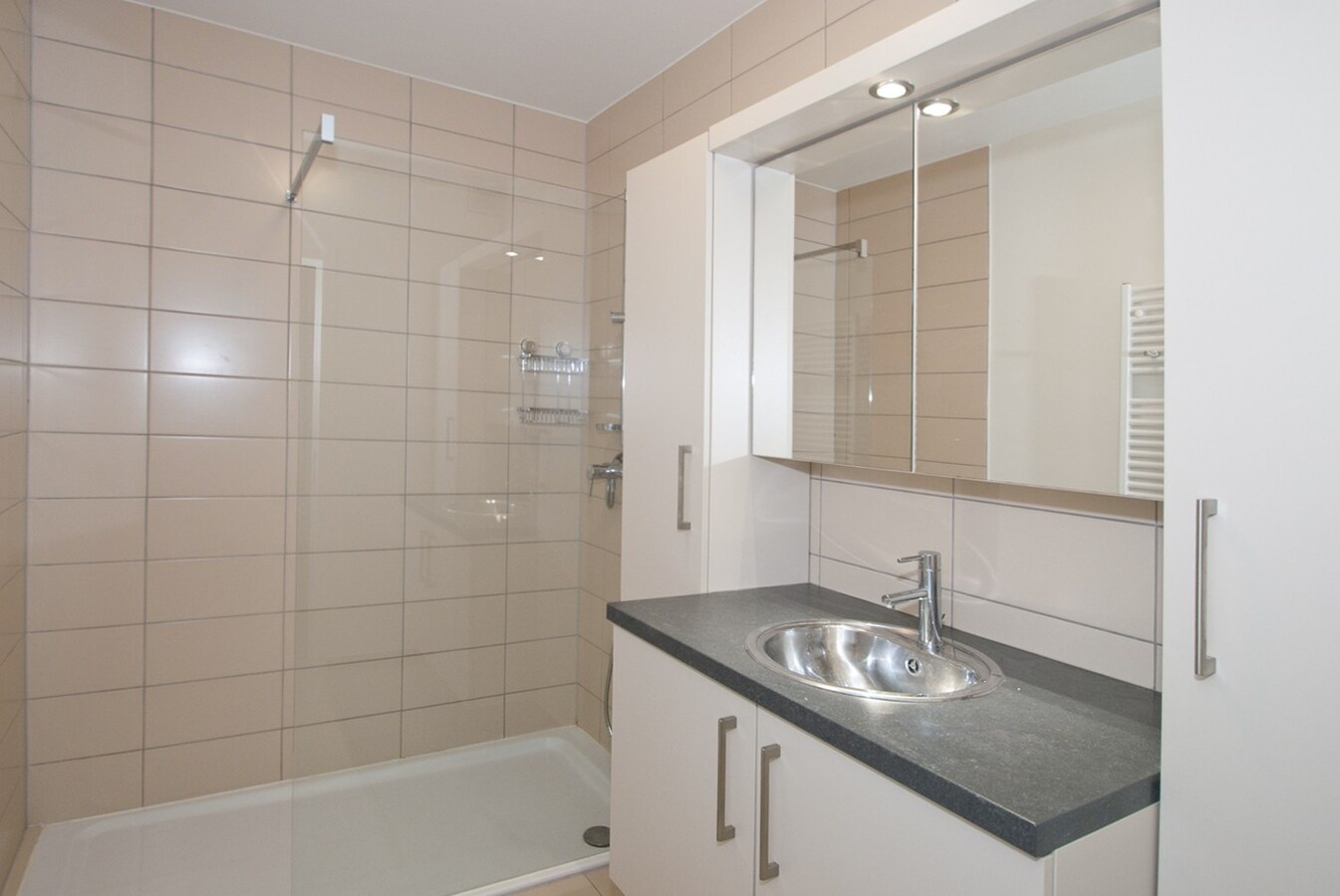 Instapklaar appartement - 2 slpks - lift - 2 terrassen - parking 
