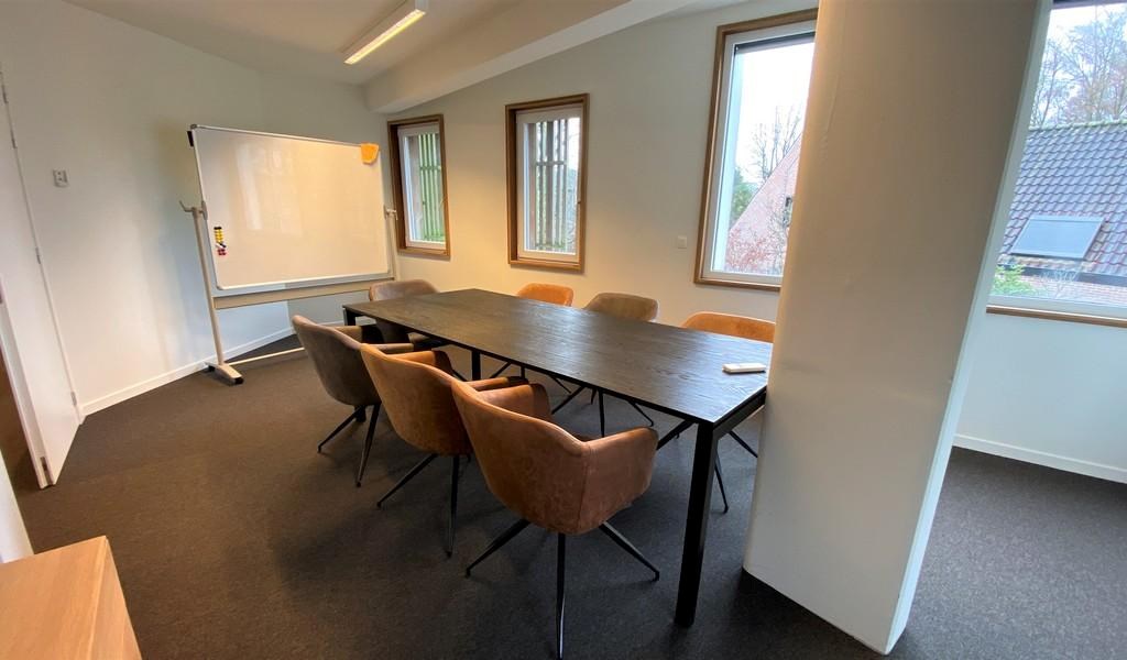 Ingedeelde kantoorruimte te huur aan oprit E40 in Sint-Denijs-Westrem