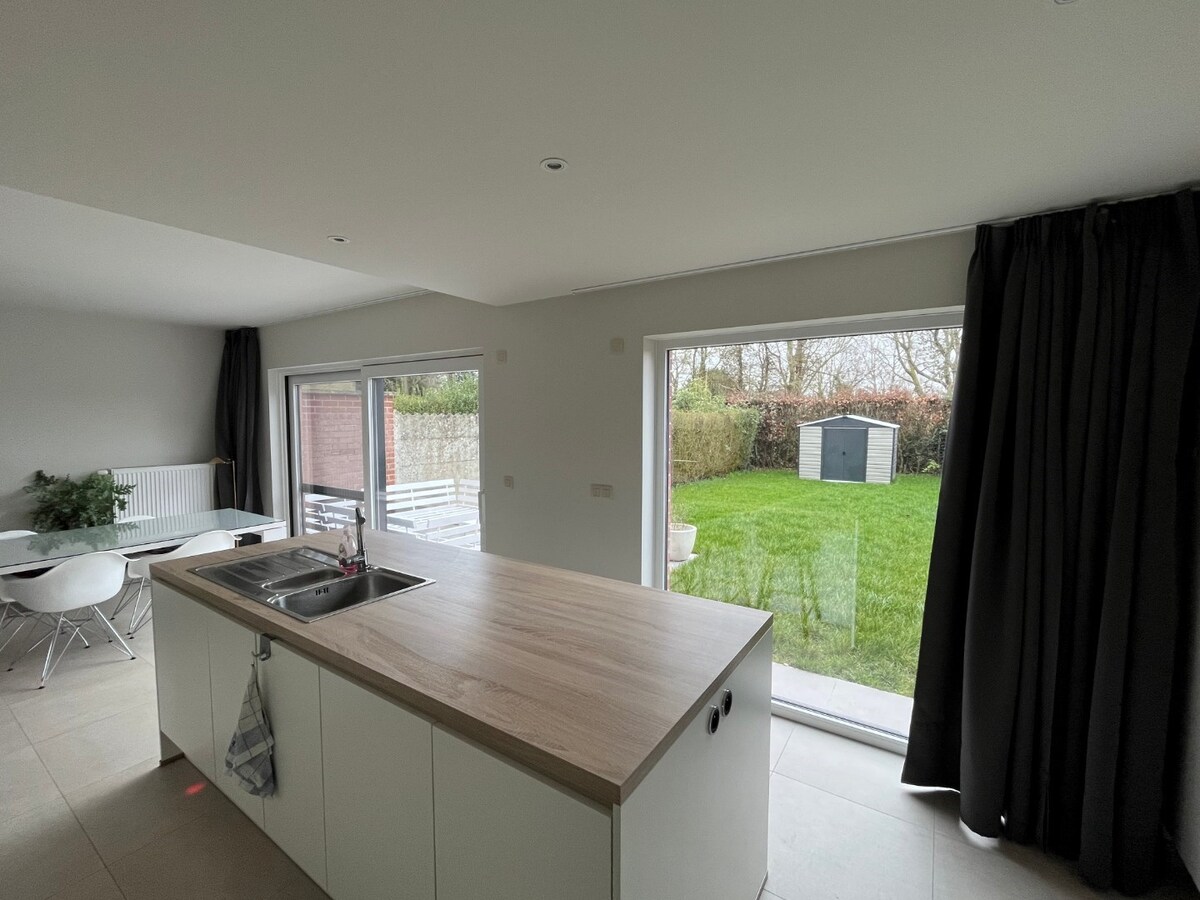 Energetisch gerenoveerde, ruime gesloten bebouwing te Kruisem 