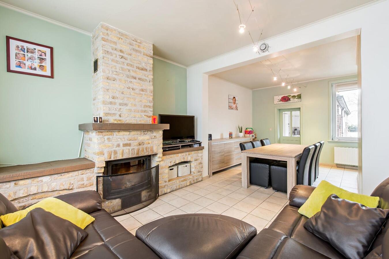 Ruime halfopen  woning met zuidgerichte tuin en garage 