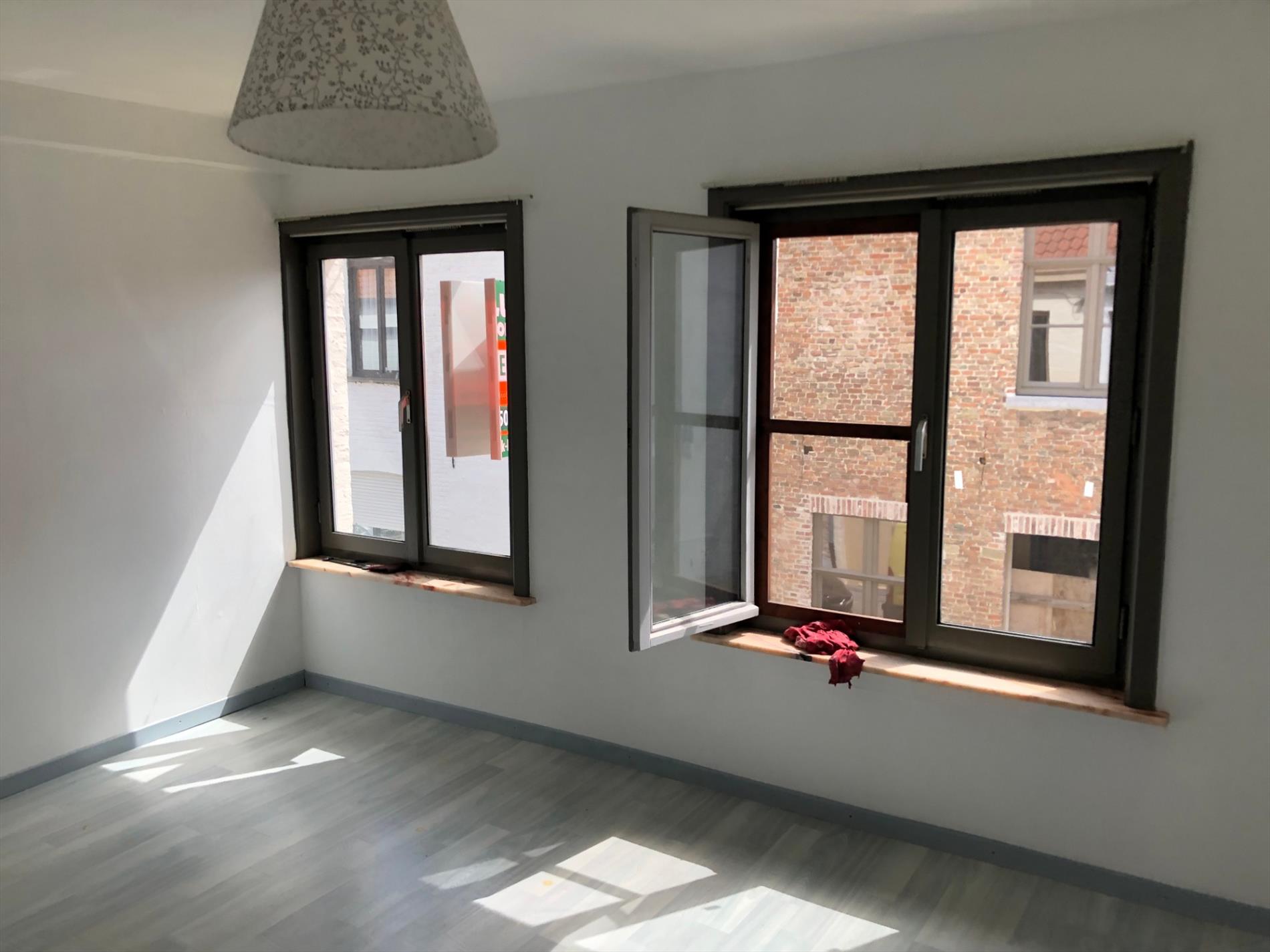 Opgefriste rijwoning met stadskoertje 