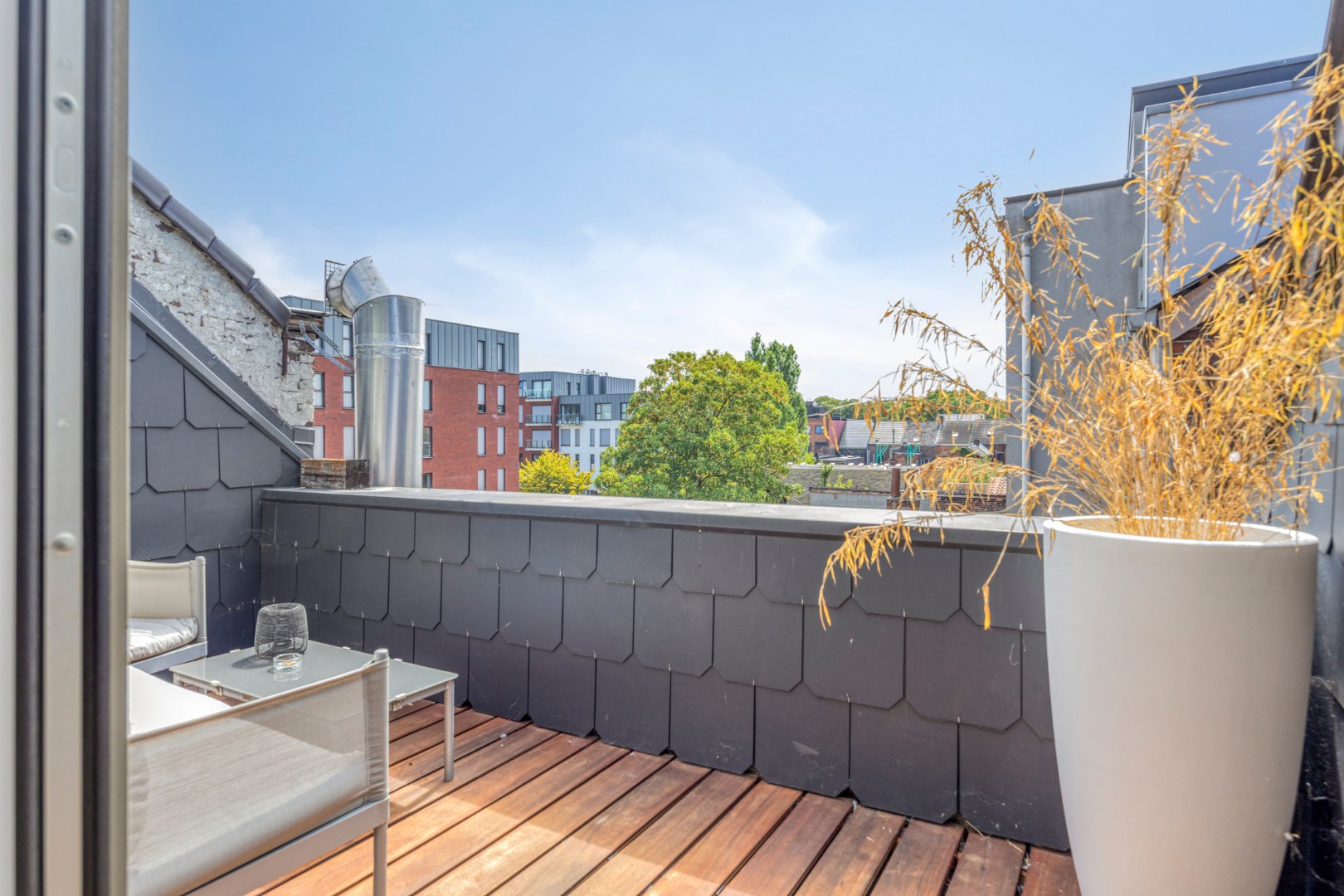 Handelshuis met horecazaak, 2 appartementen en luxueuze loft op toplocatie in Leopoldsburg 