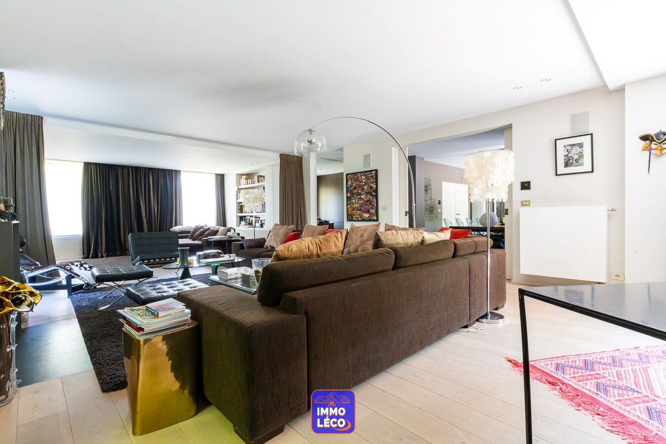 Villa semi Plain-Pied érigée sur 4592m², piscine, 4 garages, parking 10 voitures, ... COUP DE COEUR assuré ! 