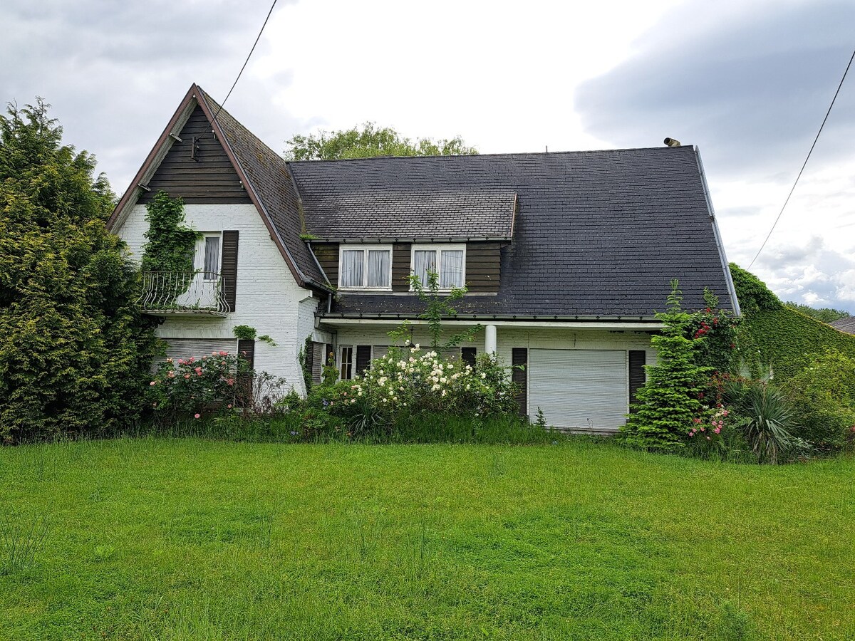 Sur 3200 m² en zone d'habitat vaste ensemble immobilier comprenant une villa de 240m² et 600m² d'entrepôt. 