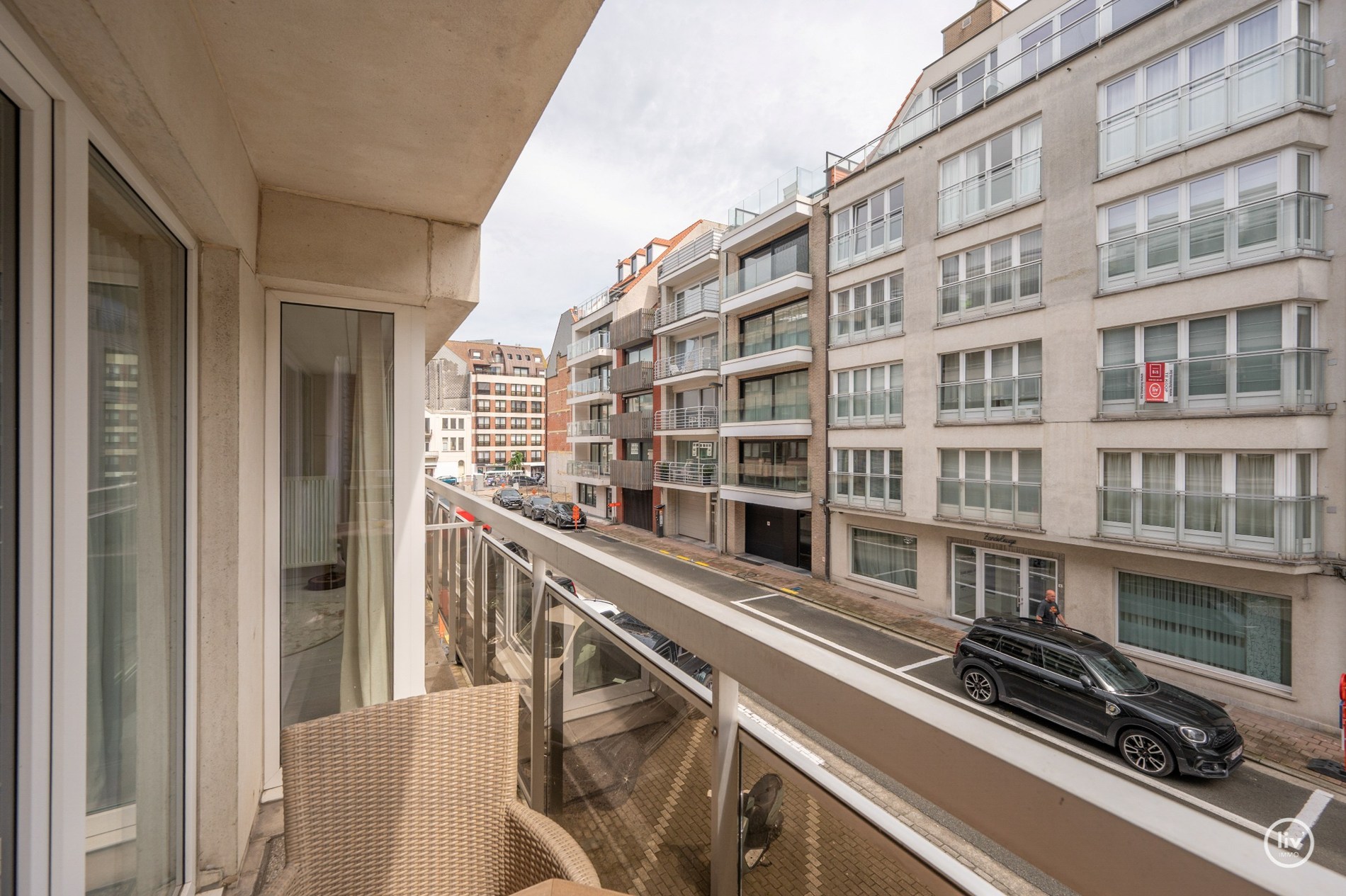 Appartement spacieux et prêt à emménager avec 3 chambres, très bien situé à proximité des commerces de l'avenue Dumortier et de l'a 